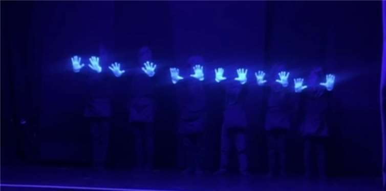 In vier verschiedenen Szenen zauberten die Darsteller traumhafte Bilder auf die Bühne und nahmen die Gäste mit in die Welt des Schwarzlichttheaters.Foto: privat