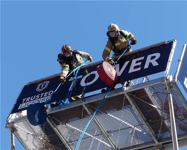In voller Ausrüstung galt es, im Laufschritt den 12 m hohen Einsatzturm nebst Wasserschlauch zu besteigen.