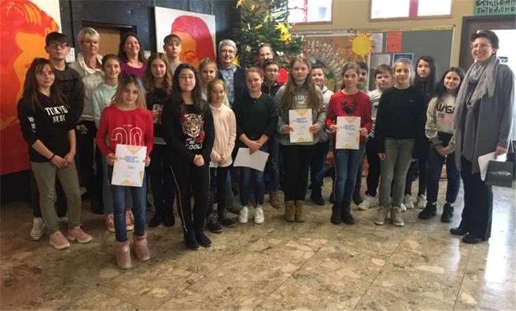 In vorweihnachtlicher Atmosphäre traten fünfzehn Schülerinnenund Schüler der sechsten Klassen gegeneinander an, um den Schulsieg zu erringen.Foto: privat