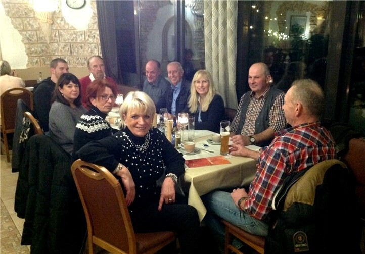 In vorweihnachtlicher Stimmung und bei gutem Essen wurde auf dem Novembertreffen über aktuelle politische Themen auf Orts-, Kreis- und Landesebene diskutiert.privat