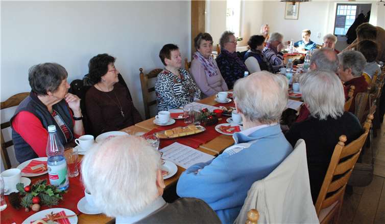 In weihnachtlicher Atmosphäre verbrachten die Gäste des Gemeindecafés einen gemütlichen Nachmittag. Foto: privat