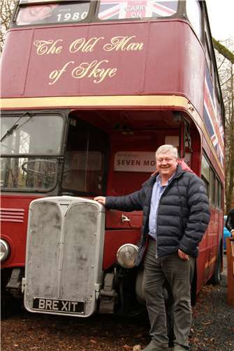 In weiser Voraussicht hat Gary Blackburn schon einmal das Nummernschild eines seiner Doppeldecker-Busse angepasst.