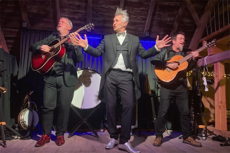 In weltbekannte Songs namhafter Interpreten verpacken die Grabowskis eigene schwarzhumorige Texte.
