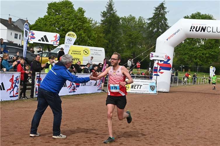 In wenigen Augenblicken überquert Thierry van Riesen, der Sieger des Marathons, die Ziellinie. Moderator Michael Münz ist der erste Gratulant.  Fotos: SK