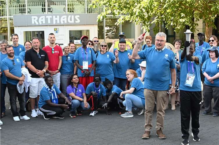 In wenigen Sekunden wird der Mendiger Stadtbürgermeister Hans Peter Ammel das Olympische Feuer per Feuerzeug symbolisch entzünden.
