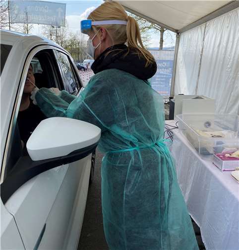In weniger als drei Minuten können sich die Menschen testen lassen, ohne das Auto zu verlassen.