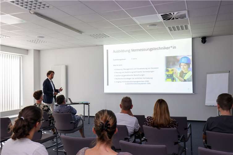 In weniger bekannte Berufe, Bildungsmöglichkeiten oder zu den notwendigen Abschlüssen und Abläufen für ein Duales Studium oder einen Auslandsaufenthalt informierten insgesamt 18 Vorträge in drei verschiedenen Seminarräumen. Foto: CEW