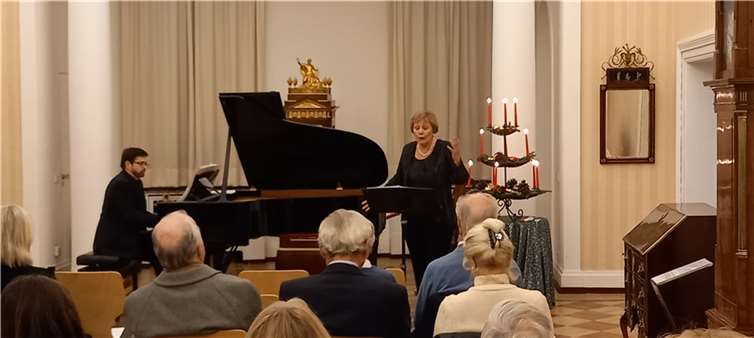 In wunderschönem adventlichen Ambiente im Festsaal des Museums trug die Sopranistin Heidi Klusmeier, begleitet von Benoit Gagnon am Klavier, alte deutsche Weihnachtslieder vor. Quelle: Roentgen-Museum