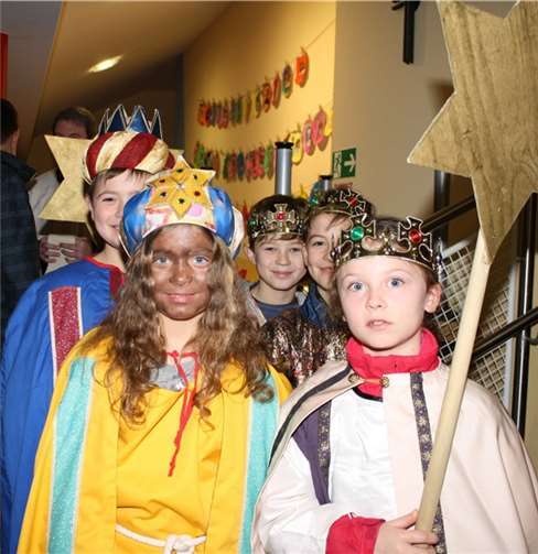 In zahlreichen Gruppen zogen die kleinen Könige mit ihrem Sternträger durch die Gemeinde und sammelten Geld für notleidende Kinder.