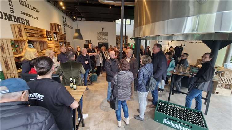 In zwei Gruppen aufgeteilt, wurde die Gruppe durch die Brauerei geführt und konnte viel zur Geschichte und dem Brauwesen erfahren. Quellen: Ortsgemeinde Krümmel