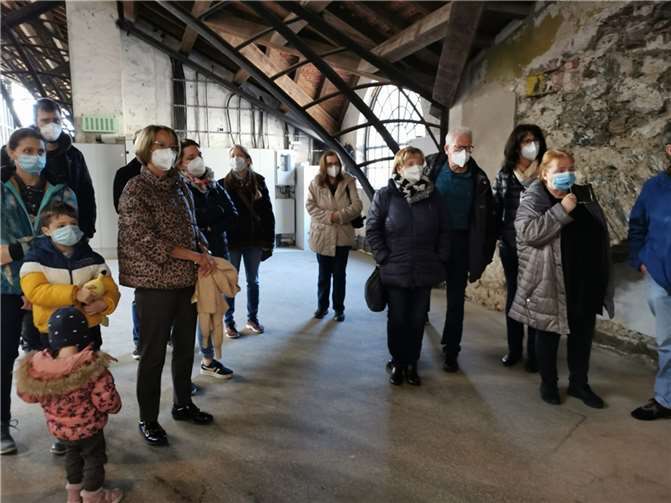 In zwei Gruppen wurden die Chormitglieder über das Gelände geführt. Fotos: privat