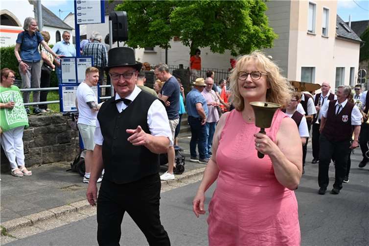 In zwei Jahren wird die neue Ortsbürgermeisterin Birgit Schneider den historischen Festumzug einläuten. Noch-Amtsinhaber Matthias Dahmen überließ ihr schon mal die Glocke.