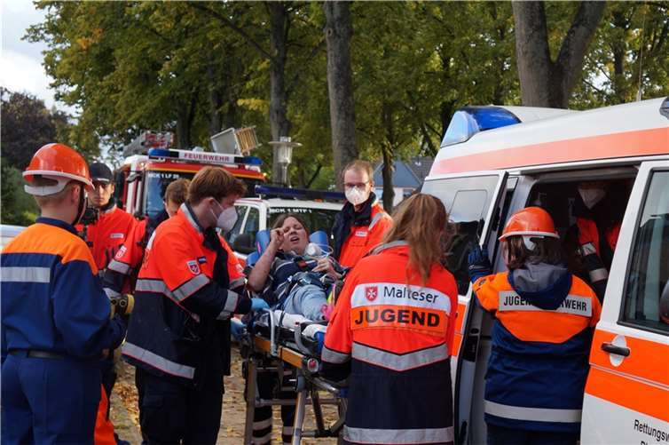 In zwei gemeinsamen Einsätzen übte die Malteser Jugend gemeinsam mit der Jugendfeuerwehr des Löschzugs Meckenheim.  Fotos: Lena Gensheimer.