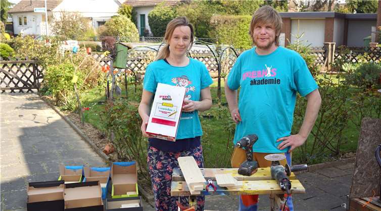 Ina Brandenburg und Nils Gruber mit der "Kreativbox".Fotos: privat