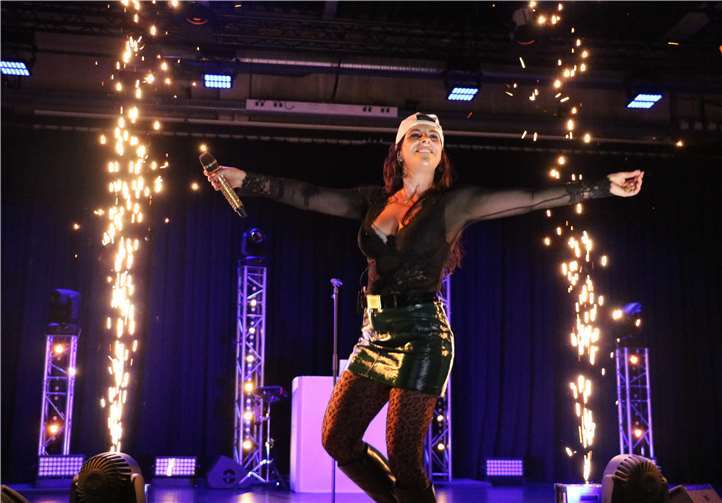 Ina Colada ließ auf der Bühne wortwörtlich die Funken sprühen, während sie über die Bühne fegte. Foto: LFR