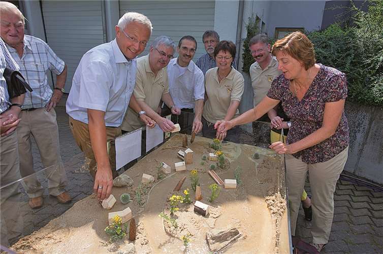 Ina Heidelbach, Ulrich Neitzert, Anette Wagner, Wolfgang Runkel und Achim Hallerbach gaben den Startschuss für das erste Modul des neuen Gewässer-Erlebnis-Parcours. privat