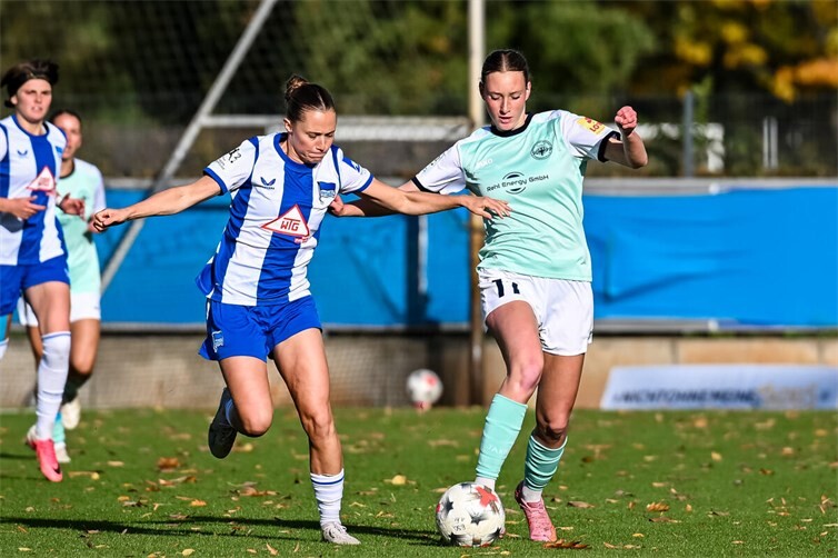 Ina Keller (im mintfarbenen Trikot im Duell gegen Henrike Sahlmann) sorgte für den frühen Führungstreffer.