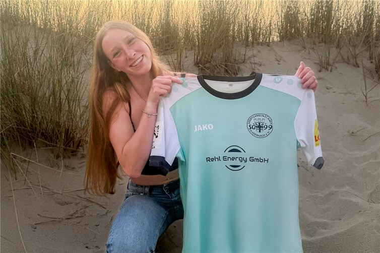 Ina Keller präsentiert sich mit und im Trikot der SG 99 Andernach. 