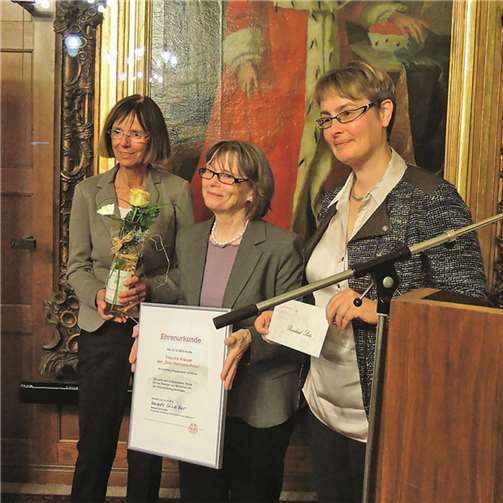 Ina Krause erhielt die Auszeichnung von Margret Schneider und Daniela Veith.