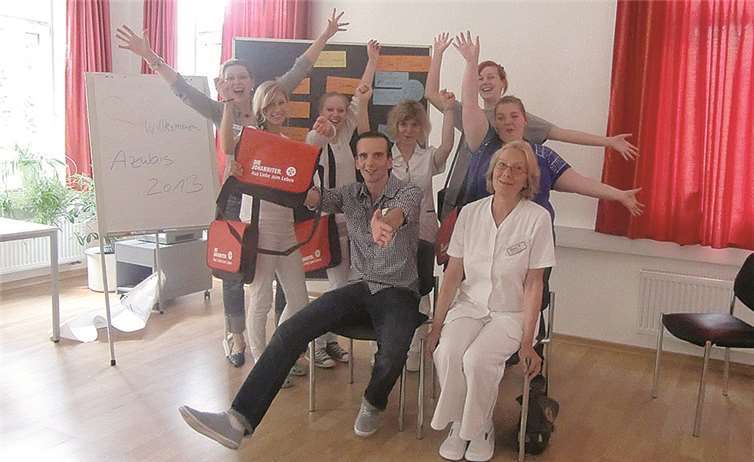 Ina Rohlandt (Leiterin der Einrichtung) und Heidrun Tröber (Praxisanleiterin) begrüßten die drei neuen und drei alten Azubis im Johanniter-Haus in Sinzig.Privat