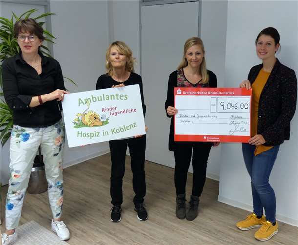 Ina Rohlandt (l.), Geschäftsführerin des Koblenzer Hospizvereins e.V. freute sich sehr über den Scheck von Heidi Boos (2.v.l.) und deren Töchter Danielle (2.v.r.) und Madeleine (r.). Statt Blumen und Kränzen spendeten die vielen Menschen, die Jürgen Boos kannten und schätzten, Geld für den guten Zweck. Fotos: privat