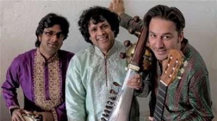 „Indian Night“ mit André Krengel (Gitarre, r.) und Kousic Banerjee (Tabla) und Ranajit Sengupta (Sarod) (v. l. n. r.).  Florian Erb