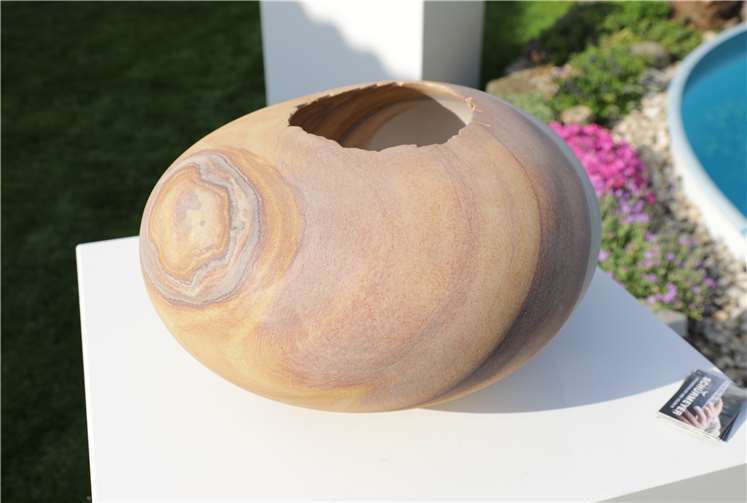 Indische Buntsandsteinschale von Künstler Markus Schürmeyer.