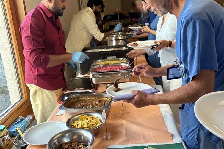 Indische Mitarbeitende geben beim Erntedankfest Onam das traditionelle Sadya, ein indisches Festmahl mit vielen verschiedenen Bestandteilen, an ihre Kollegen aus. (Foto: © BDH-Klinik Vallendar) 