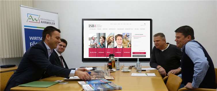 Individuelle Firmenberatung: Christian Weidenbach (Kreisverwaltung, von links), Andreas Schwarz (ISB), Edgar Rausch (Autohaus Rausch, Adenau) und dessen Steuerberater Dirk Lenzen bei einem früheren Beratertag der ISB im Kreishaus. Kreisverwaltung Ahrweiler