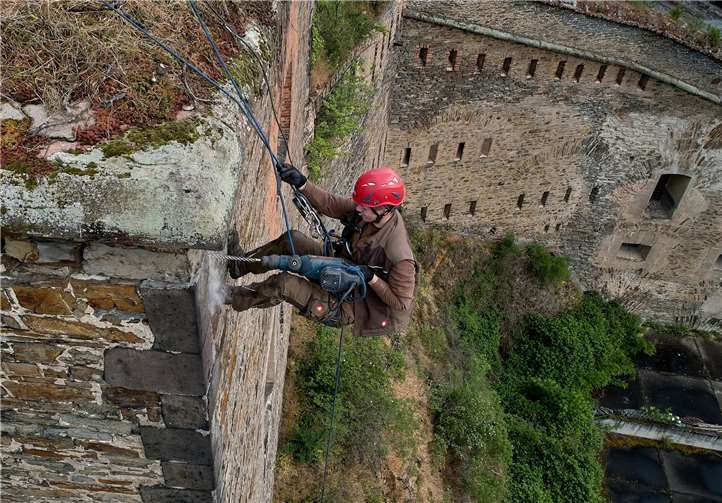 Industriekletterer bingen Reflektoren an den einsturzgefährdeten Gebäuden an, um Messungen zu erleichtern.Foto: Stadt Koblenz/Olaf Schepers