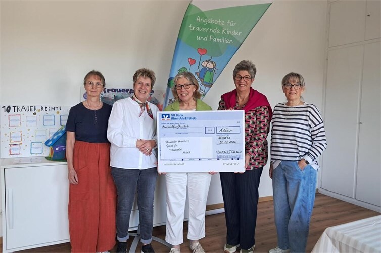 Ine Knopp, Sabine Auer, Ingrid Steyer, Birgit Kortus und Karin Breidbach (von links) bei der Spendenübergabe. 