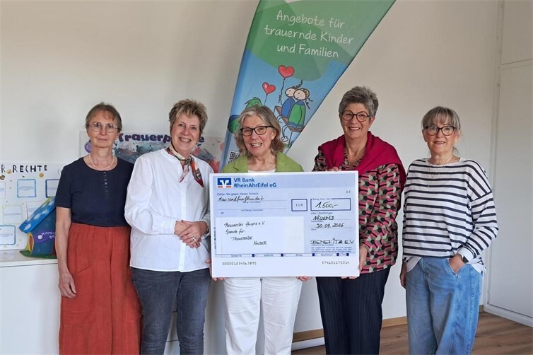 Ine Knopp, Sabine Auer, Ingrid Steyer, Birgit Kortus und Karin Breidbach (von links) bei der Spendenübergabe.