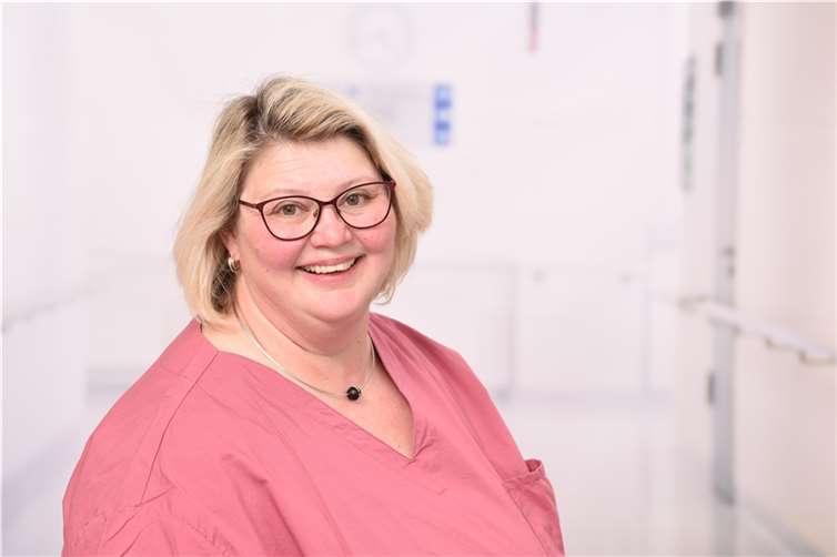 Ines Daniels betreut als Familienhebamme im St. Elisabeth Mayen junge Eltern nach der Geburt eines Kindes.  Foto: GK-Mittelrhein/Tanja Böhm