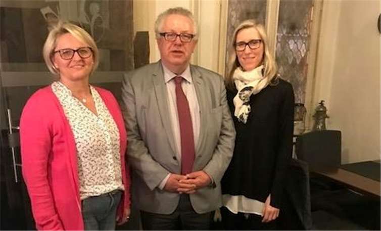 Ines Kwiek (l.) und Nicole Behrens wurde vom Abteilungsleiter die Anstecknadel in Gold und ein Präsent überreicht.