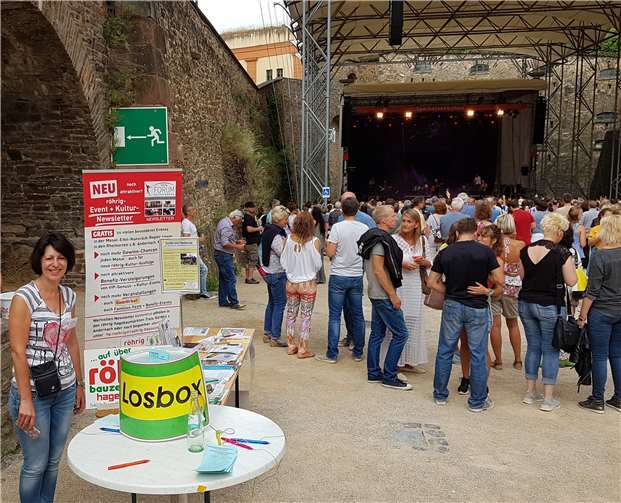 Info-Stand mit der Leiterin der röhrig-forum Kulturbühne Yvonne Röhrig. privat