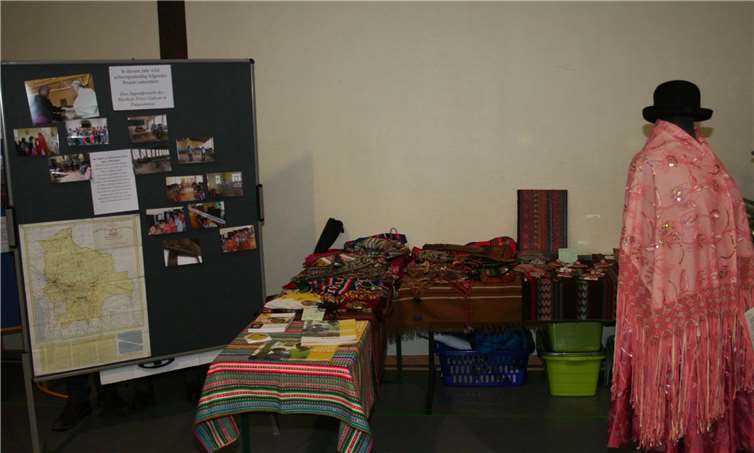Info-Tafeln informierten die Besucher über die bisherigenAktivitäten des Bolivienfreundeskreises und man konnteauch handgefertigte Waren aus Bolivien kaufen. WER