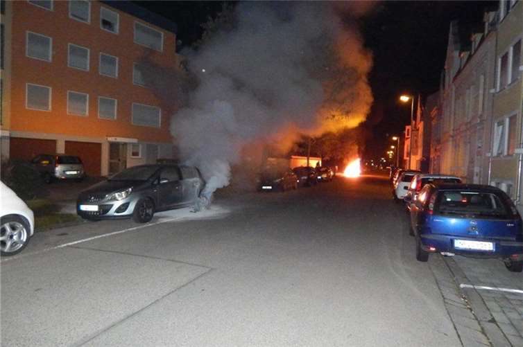 Infolge der Brandstiftung an zwei Fahrzeugen in Neuwied entstand ein Sachschaden in Höhe von mindestens 20.000 Euro. Foto: Polizei Neuwied