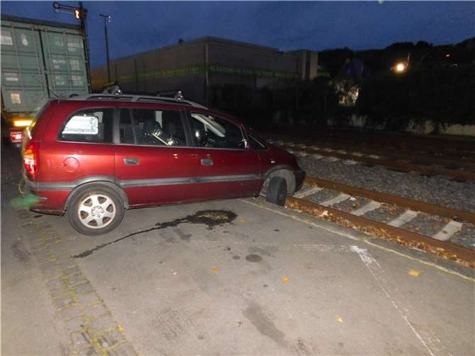 Betrunken auf dem Abstellgleis Infolge von Alkoholeinwirkung kam der 40-jährige Fahrer nach rechts von der Fahrbahn ab und rutschte in den Gleisbereich.