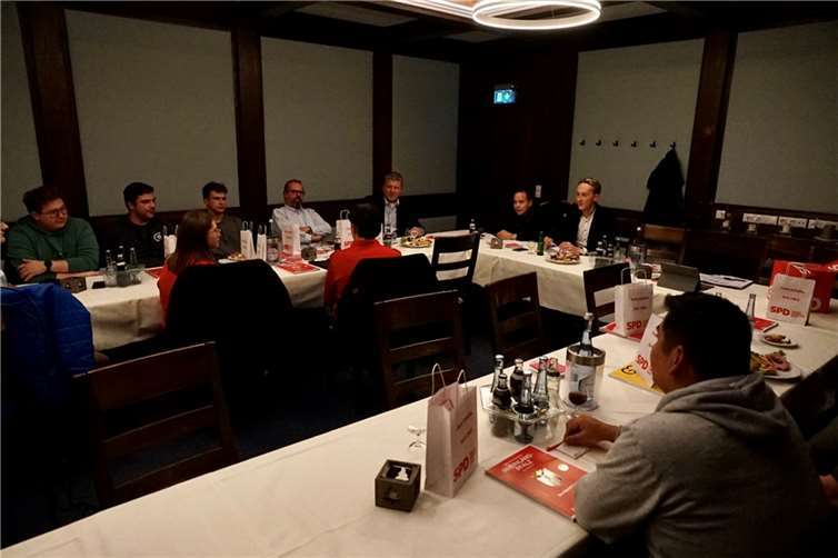 Infolge zahlreicher Eintritte durch die erfolgreichen Landtags- und Bundestagswahlen in den vergangenen Jahren luden die Sozialdemokratinnen und Sozialdemokraten im Kreis Mayen-Koblenz unlängst ihre jüngsten Mitglieder zu einem Kennenlernen in Präsenz ein. Foto: SPD Mayen-Koblenz