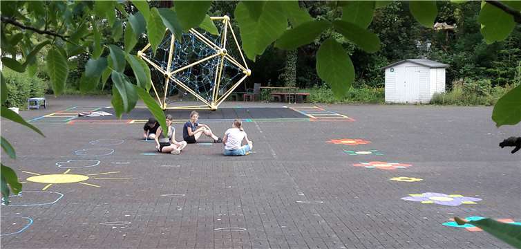 Informatikschülerinnen der Stufe 11 verschönerten mit ihren Zeichnungen den Schulhof.Fotos: privat