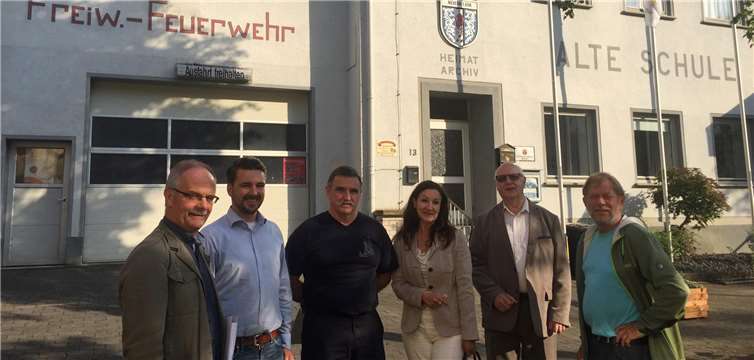 Information vor Ort bei der Feuerwehr (v. l.): Ortsbürgermeister Lutz Zaun, Oliver Krügel, Wehrführer Karl Peter Salzmann, Marion Krätz, Franz Lehmler und Peter Bertram. Jürgen Jachtenfuchs