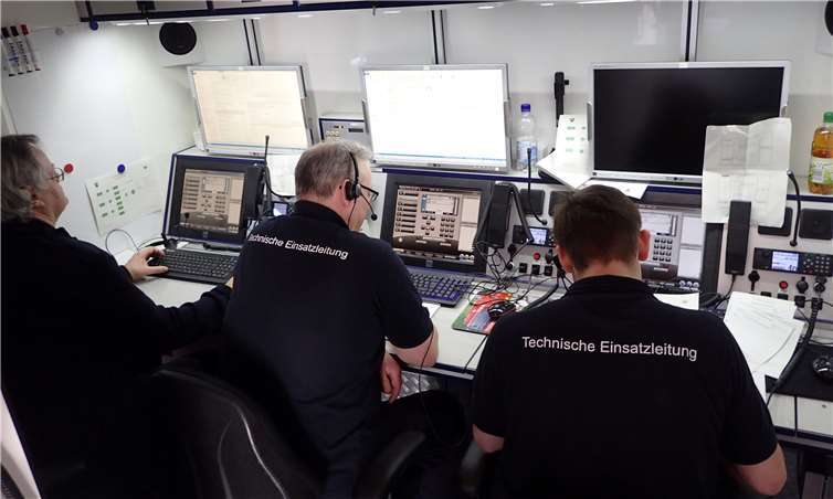 Informationen aus den Einsatzabschnitten werden durch die Führungsstaffeln der Feuerwehren und Hilfsorganisationen an den ELW 2 des Landkreises gemeldet.