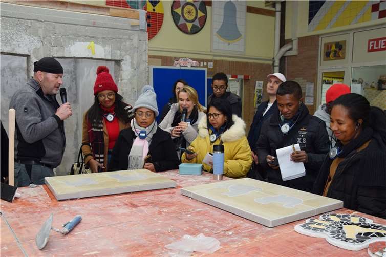 Informationen aus erster Hand erhalten internationale Besuchergruppen bei Rundgängen durch die HwK-Ausbildungswerkstätten, im Bild eine Delegation aus Madagaskar, bestehend aus Leitern von Berufsbildungsbehörden und Schulen. Hintergrundinformationen werden simultan übersetzt, was auch die Möglichkeit der direkten Nachfrage an Lehrlinge oder Ausbildungsmeister bietet, links HwK-Lehrgangsleiter Sascha Sahli.