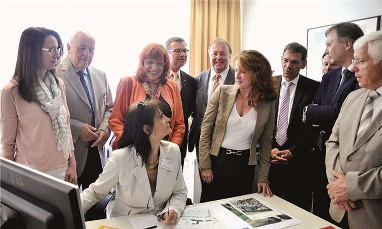 Informationen aus erster Hand holte sich Staatssekretärin Heike Raab bei Irmgard Köhler-Regnery, viel Prominenz verfolgte die Einweihung der Räume. WM