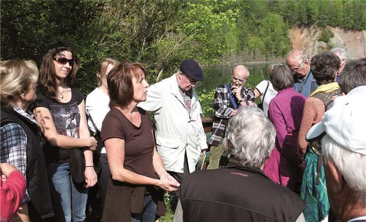 Informationen erhielt die Gruppe am Burgkopf durch Roswitha Sesterheim und Prof. Dr. Wilhelm Meyer. privat