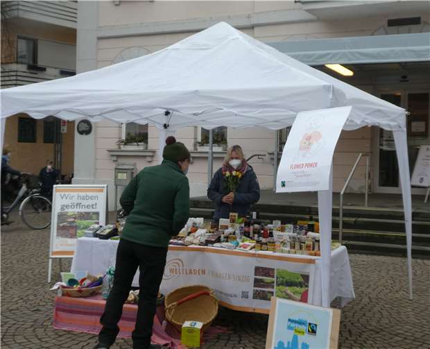 Informationen zu Fairen Rosen am Stand des Weltladens. Foto: privat