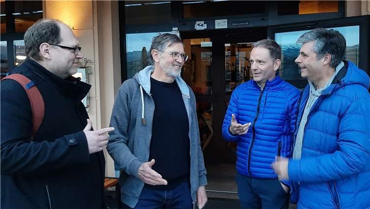 Informationen zum Aufbau der Zugstrecke aus erster Hand: Wolfgang Groß (2. v. links) und Ulrich Stumm (rechts) begrüßen den Geschäftsführer vom Zweckverband SPNV RLP Nord, Thorsten Müller (links) und den Leiter des Aufbaustabs Ahrtalbahn Christian Sauer, DB Netz (2. v. rechts). Foto: IG Ahrtalbahnfreunde