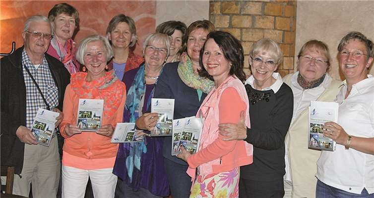 Informationen zur Bildungsarbeit: FU-Vorsitzende Ute Hein mit Barbara Hausmanns (4. und 5. v.re.) mit Mitgliedern und Gästen der Frauenunion. privat