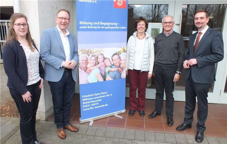 Informationen zur Katholischen Familienbildungsstätte Neuwied standen im Mittelpunkt des Treffens (v.li.) der Koordinatorin des MGH Neustadt/Wied Angela Muß, Bundestagsabgeordneten Erwin Rüddel, der stellvertretenden FBS-Vorsitzenden Dorothee Hummerich-Baulig, FBS-Beisitzer Georg Schuhen und dem geschäftsführenden Leiter Nils Zimmermann.Reinhard Vanderfuhr / Büro Rüddel