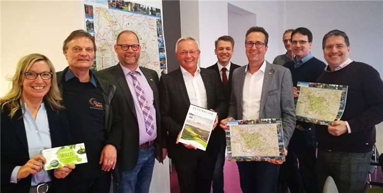 Informations- und Erfahrungsaustausch standen im Mittelpunkt des Treffens mit Landrat Achim Hallerbach, der Wirtschaftsförderungsgesellschaft, Touristikern, Naturpark und Gastgebern aus Gastronomie und Hotellerie im Landkreis Neuwied. Dem ersten runden Tisch in Sachen gemeinsamer touristischer Weiterentwicklung sollen in regelmäßigen Abständen weitere Treffen folgen.(v.l.n.r.): Anja Hoffmann, Tourismus WFG; Philipp Jung, Quest-Team; Jörg Hühner, Gastgeber Malberghütte/Hausen; Achim Hallerbach, Landrat Landkreis Neuwied; Leo Hühner, Malberghütte/Hausen; Jörg Germandi, Gastgeber food hotel/Neuwied; Rainer Rüth, Gastgeber Landgasthaus „Zum Alten Fritz“/Asbach-Löhe; Harald Schmillen, Geschäftsführer WFG Neuwied, Jörg Hohenadl, Marketing/Tourismus WFG Neuwied.